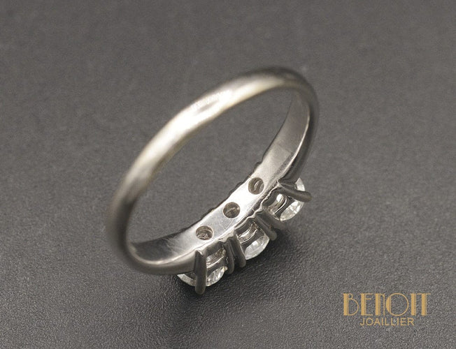 Bague 56 Bague trilogie en or blanc et diamants 58 Facettes A10878