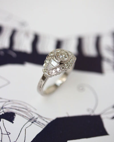 Bague 53 Bague Art Déco - Bague losange en or blanc 750 et diamants 58 Facettes A11371