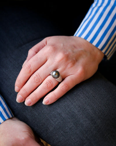 Bague 49.5 Bague dôme en or blanc et perle de Tahiti, diamants 58 Facettes A11459