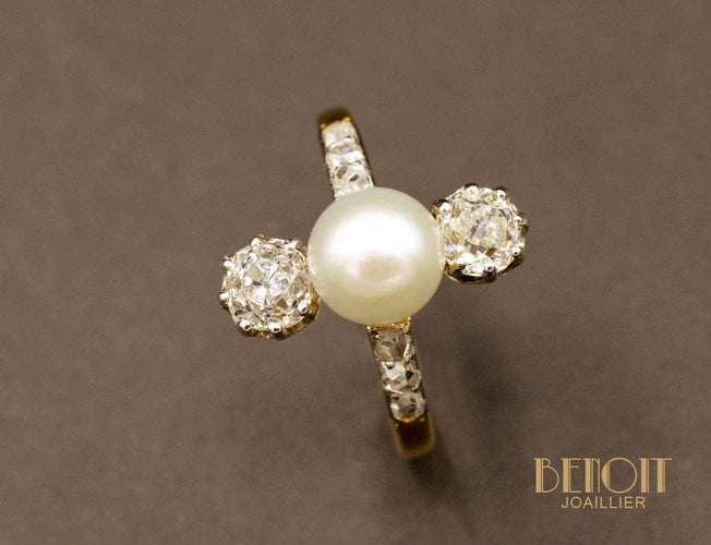 Bague 46 Bague trilogie perle fine en or jaune et diamants 58 Facettes A9886