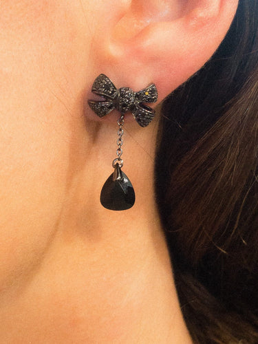 Boucles d'oreilles Pomellato - Boucles d'oreilles nœuds Forever en or gris noirci, onyx et diamants noirs 58 Facettes