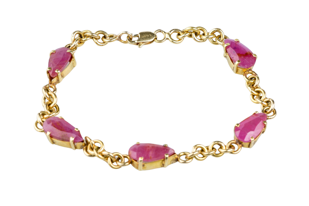 Yellow gold bracelet adorned with rubies