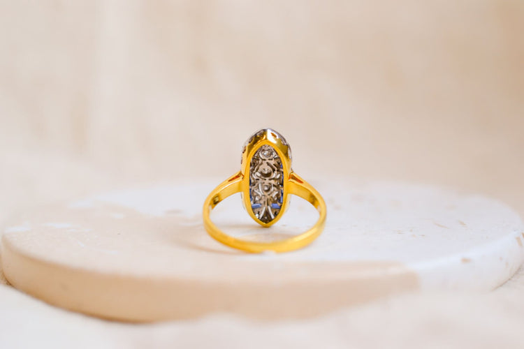 https://www.noircarat.fr/wp-content/uploads/2024/11/Bague-Vintage-en-Or-jaune-et-Or-blanc-14-carats-sertie-de-Saphirs-et-de-Diamants.jpg