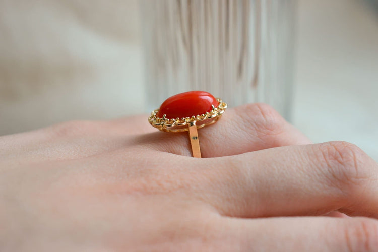 https://www.noircarat.fr/wp-content/uploads/2024/06/Bague-cabochon-Corail-oval-bague-de-seconde-main.jpg