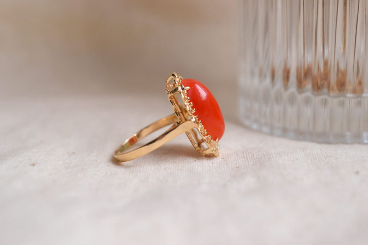 https://www.noircarat.fr/wp-content/uploads/2024/06/Bague-cabochon-Corail-oval-bague-unique.jpg