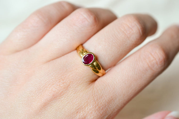 https://www.noircarat.fr/wp-content/uploads/2025/05/Bague-de-fiancailles-ancienne-en-Or-jaune-18-carats-sertie-d_un-Rubis.jpg