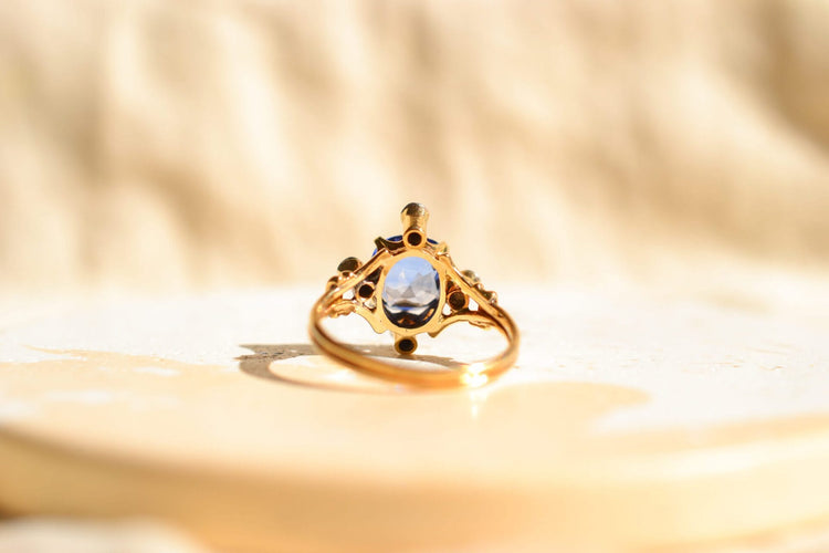 https://www.noircarat.fr/wp-content/uploads/2025/04/Bague-en-Or-jaune-18-carats-sertie-d_un-Saphir-de-synthese-et-de-Diamants.jpg