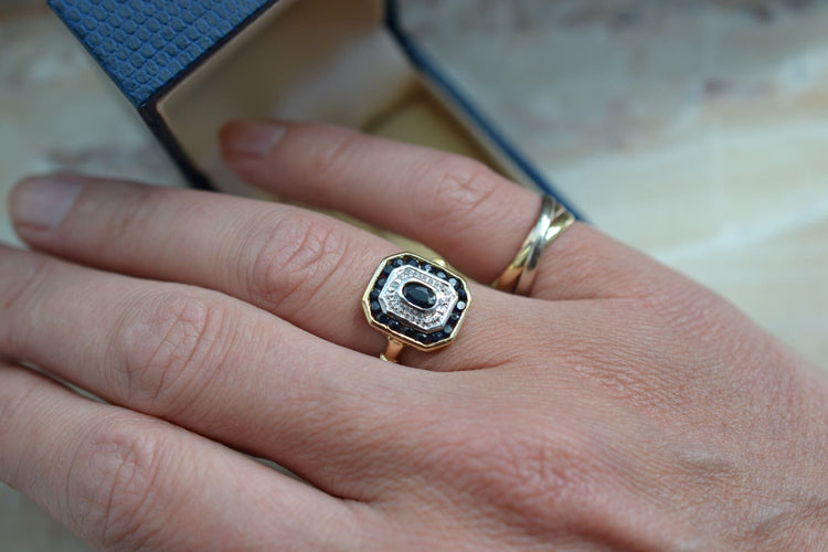https://www.noircarat.fr/wp-content/uploads/2024/07/Bague-octogonale-ancienne-saphirs-et-diamants-noir-carat-vintage-or-18-carats.jpg