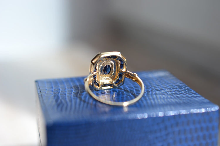 https://www.noircarat.fr/wp-content/uploads/2024/07/Bague-octogonale-ancienne-saphirs-et-diamants-noir-carat-vintage-or-jaune-18-carat.jpg
