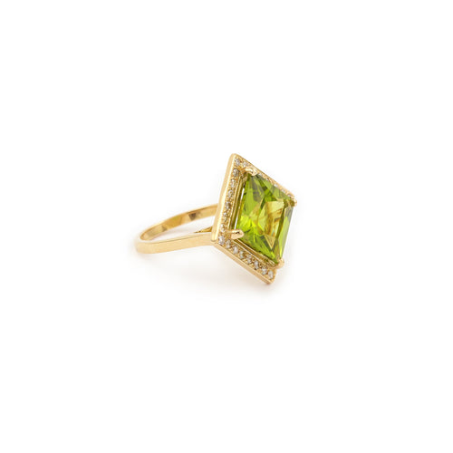 https://cdn.shopify.com/s/files/1/0647/1470/3075/files/Bague_Cocktail_-_Bague_Peridot_Carre_6.13_Carats_Diamants_Or_Jaune_-_Bijouterie_Paris_-_Les_Pierres_de_Julie_4.jpg?v=1721399456