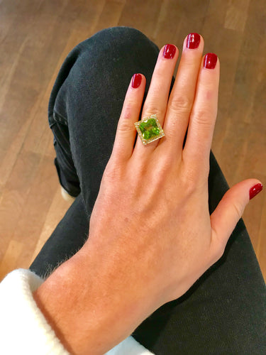 https://cdn.shopify.com/s/files/1/0647/1470/3075/files/Bague_Cocktail_-_Bague_Peridot_Carre_6.13_Carats_Diamants_Or_Jaune_-_Bijouterie_Paris_-_Les_Pierres_de_Julie_7.jpg?v=1721399427