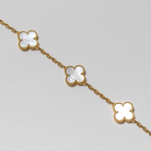 https://francinejoaillerie.com/wp-content/uploads/2025/09/Bracelet-Van-Cleef-Alhambra-Nacre-et-Or-jaune.jpeg