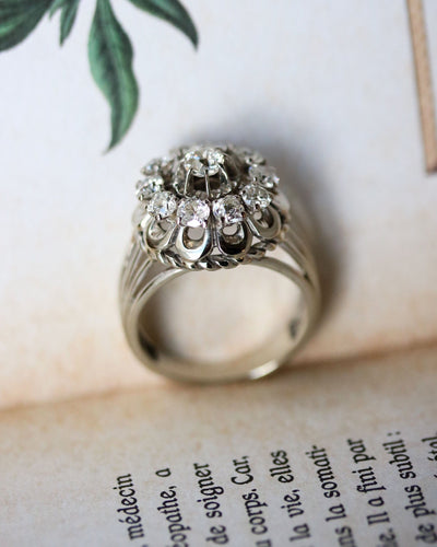 Bague 59 Bague Marguerite 1950 en or blanc et diamants 58 Facettes C2091