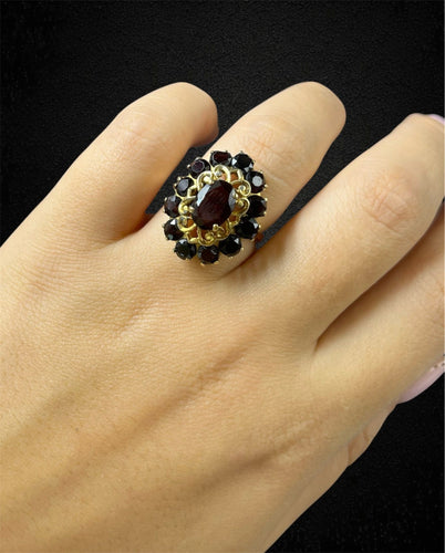 Bague 57 Bague Margherita - Grenat pyrope ovale et 12 grenats en or jaune 18 carats 58 Facettes