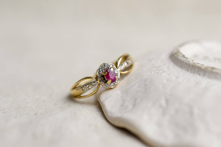 Ring 58 Openwork ring with yellow gold surround and rubies, diamonds 58 Facettes 3747