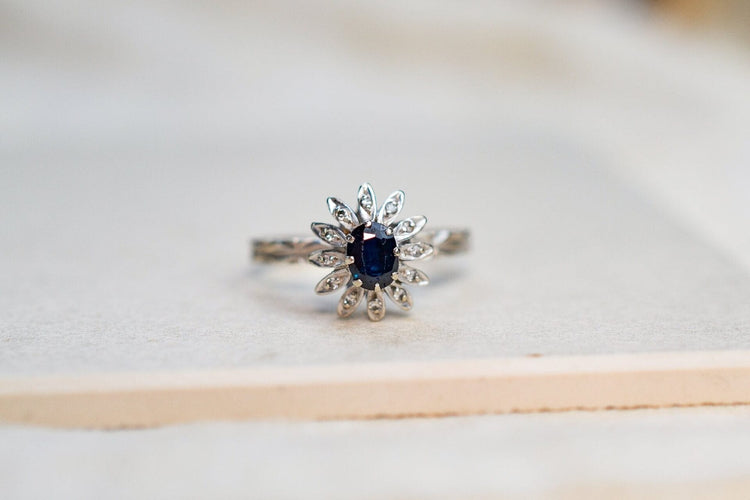 Prsten 55 Prsten Sedmikráska z bílého zlata se safírem, diamanty 58 Facettes 3789