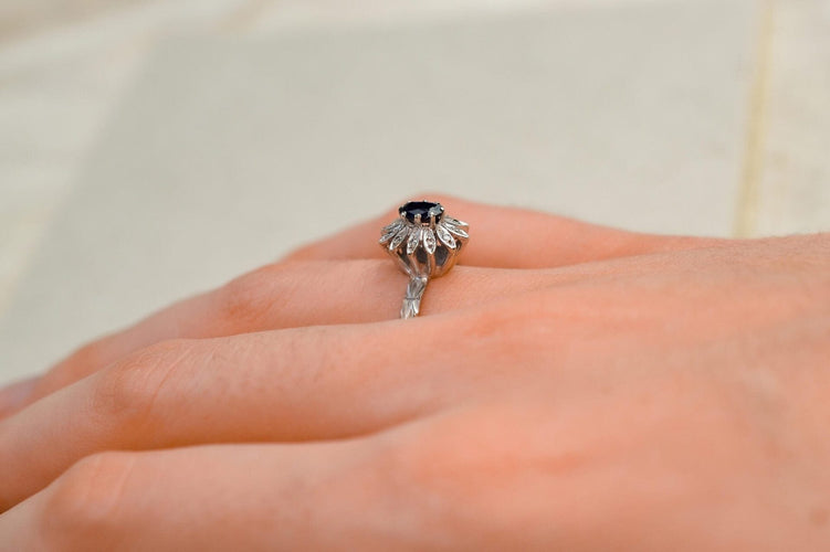 Prsten 55 Prsten Sedmikráska z bílého zlata se safírem, diamanty 58 Facettes 3789