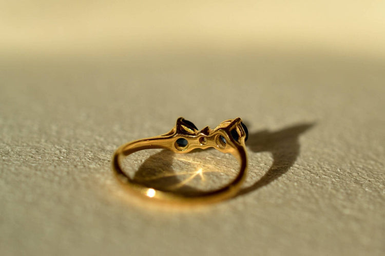 Prsten 46 Prsten sa stilizovanim čvorom od žutog zlata i safira, dijamant 58 Facettes 3815