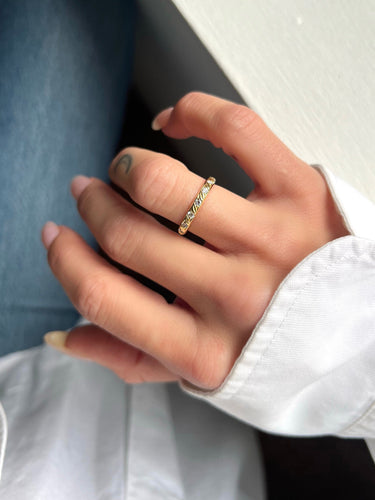 Bague 52 Bague en or jaune 18 carats ciselé et diamants 58 Facettes