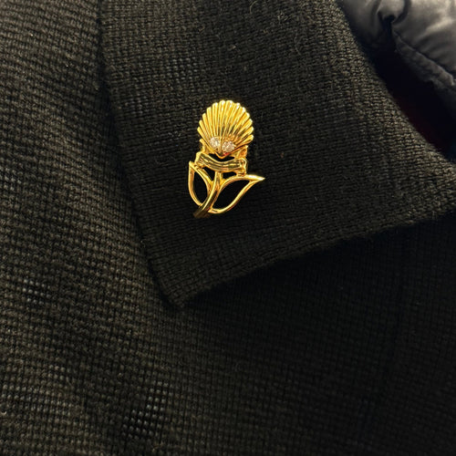 Broche Shell - Broche commémorative en or jaune 18K et diamants 58 Facettes