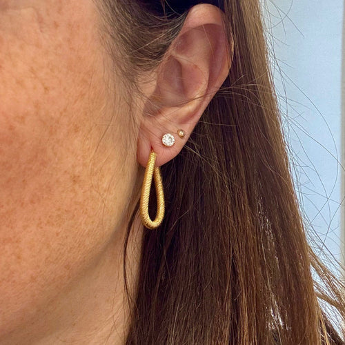 Boucles d'oreilles Créoles ovales torsadées en or 18K texturé 58 Facettes REF2563-331