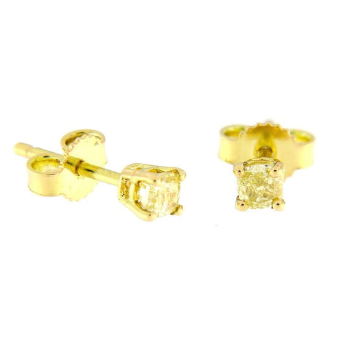 https://www.gioielleriaguidetti.it/wp-content/uploads/2024/06/G3546-orecchini-punto-luce-oro-giallo-diaamnti-fancy-yellow-1.jpg