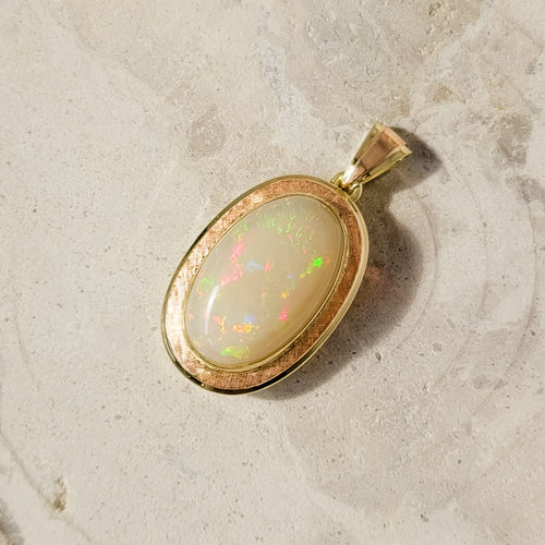 Anhänger Australischer Opal-Cabochon-Anhänger aus 14 Karat Gelbgold 58 Facettes 2618