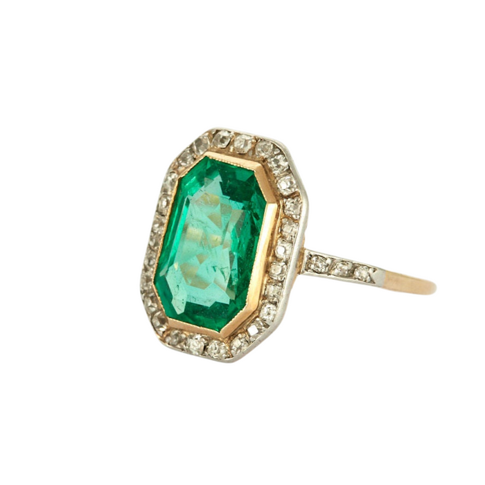 Platina en geelgouden ring met smaragd en diamant