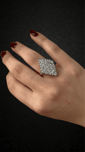 Bague Bague années 1920 forme losange en or blanc 18 carats et diamants 58 Facettes