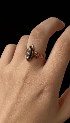 Bague Bague victorienne - Diamants taille rose et émail noir en or jaune 14 carats 58 Facettes