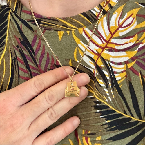 Pendentif Augis - Pendentif médaille d’amour lettre en or jaune 18K et rubis synthétiques 58 Facettes REF2555CF-323