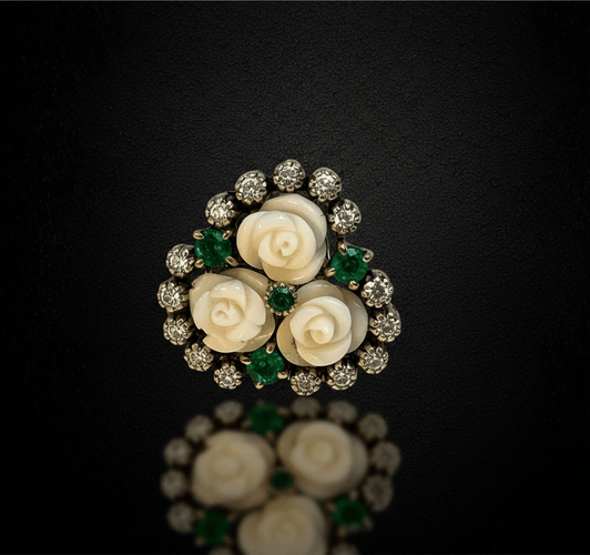 Boucles d'oreilles Boucles d’oreilles - Roses en corail blanc, émeraudes et diamants en or 14K 58 Facettes