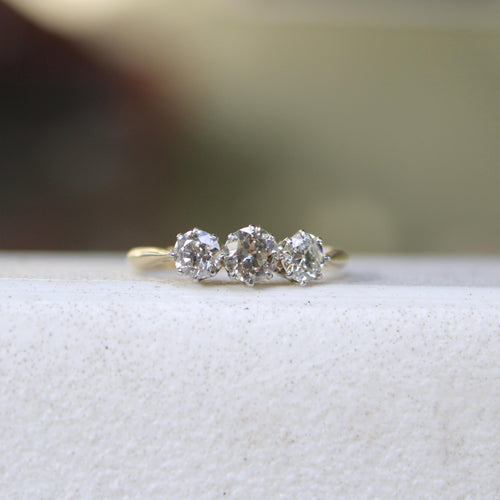 Bague Art déco - Bague trois pierres en or jaune 18k, platine et diamants 58 Facettes A2003U