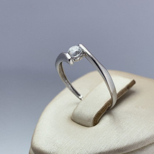 Bague 54 Bague solitaire en or blanc 18 carats, 1,49 g 58 Facettes 250226