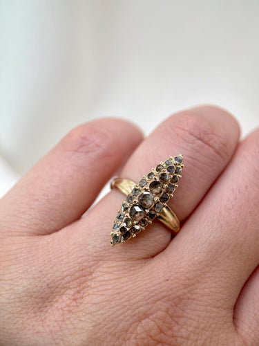 Bague 53.5 Bague marquise ancienne en or jaune 14k et diamants salt & pepper 58 Facettes 318
