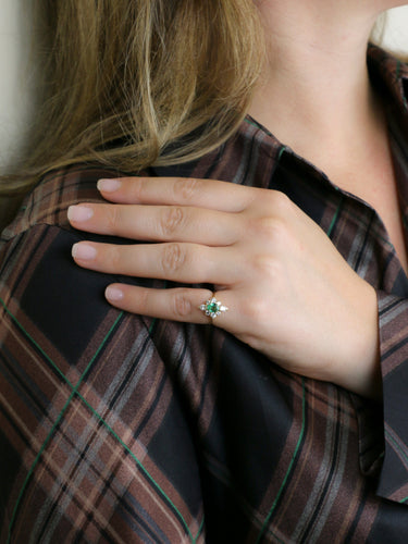 Bague 47.5 Bague marquise en or jaune 18k avec émeraude ovale et diamants 58 Facettes 1190.7