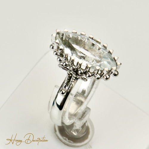 Ring 52,5. Antiker Ring aus 18 Karat Weißgold mit Marquise-Aquamarin 58 Facettes 2961