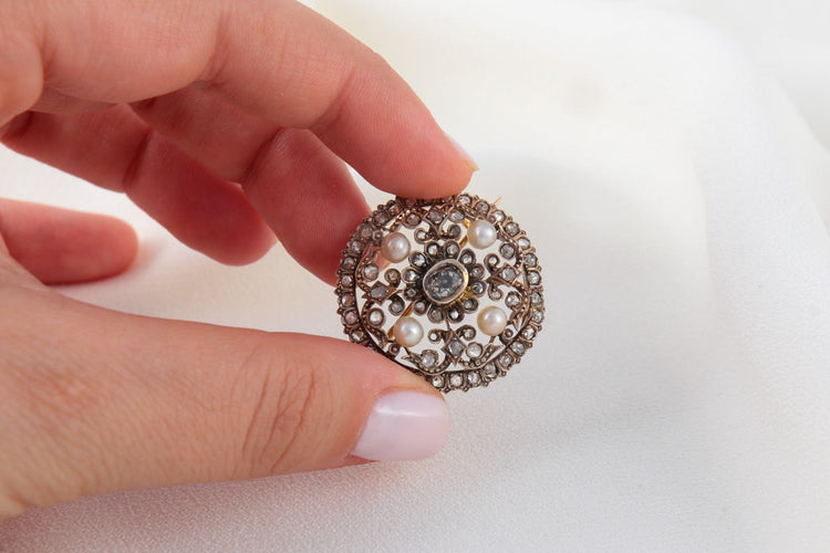 Broche Broche ronde en or 18k avec diamants taille rose et perles fines 58 Facettes 274