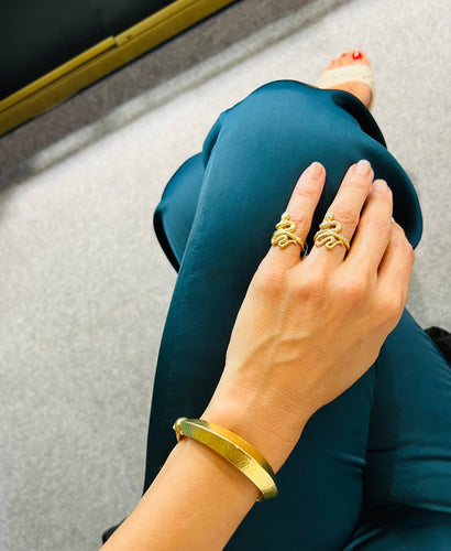 Bracelet Lalaounis - Bracelet jonc ouvrant martelé en or jaune 22k 58 Facettes 1