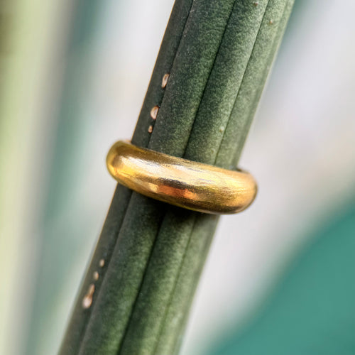 Bague 54 Bague dôme signature en or jaune 22K 58 Facettes