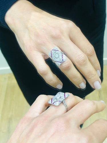 Bague 55 Bague rectangulaire en platine et diamants, rubis calibrés 58 Facettes 1