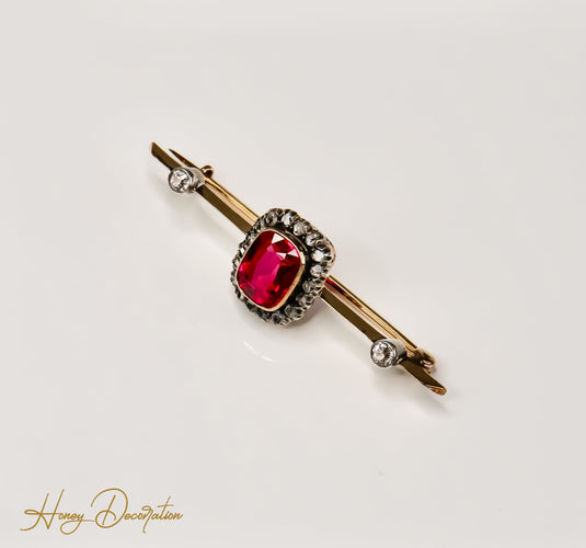 Brooch Antique brooch - 18 carat yellow gold with rubies, sapphires and diamonds 58 Facettes 2656