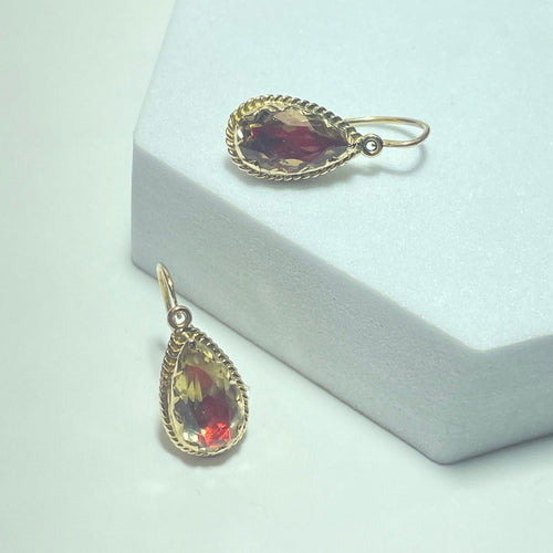 Minđuše Minđuše u obliku kruške od žutog zlata 18K sa crvenim dragim kamenjem 58 Facettes 250261