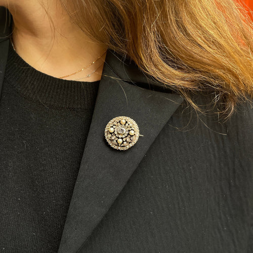 Broche Broche ronde en or 18k avec diamants taille rose et perles fines 58 Facettes 274