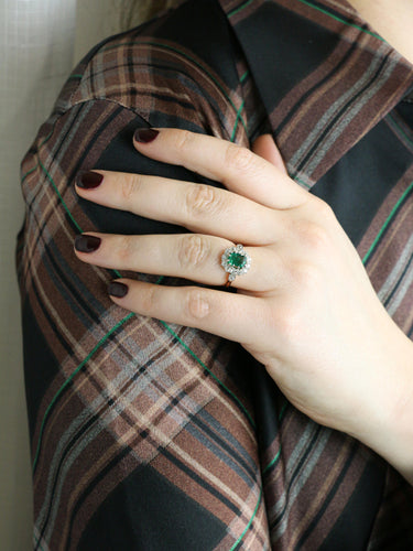 Bague 53 Bague marguerite ancienne en or rose et blanc 18 carats, émeraude et diamants 58 Facettes 1108.11