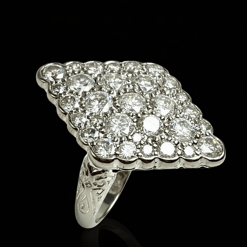 Bague Bague années 1920 forme losange en or blanc 18 carats et diamants 58 Facettes