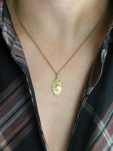 Pendentif Médaille religieuse Art nouveau en or jaune 18 carats 58 Facettes 1128.5
