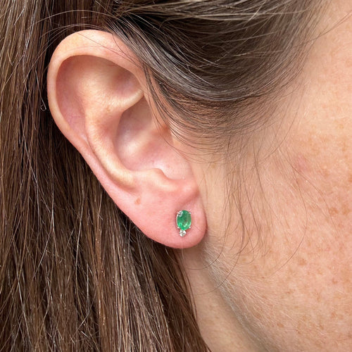 Boucles d'oreilles Clous d’oreilles en or gris 18K avec émeraudes et diamants 58 Facettes REF2329-60