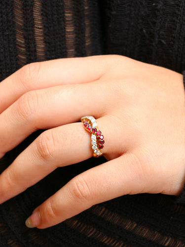 Bague 52 Bague vintage torsadée en or jaune 18 carats, diamants et rubis 58 Facettes 825