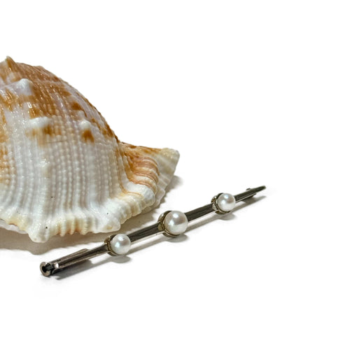 Broche Broche barrette en or gris 18K aux perles de culture 58 Facettes REF2401-179